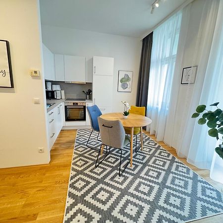 Trendy Apartment Zentral Gelegen Wina Bagian luar foto