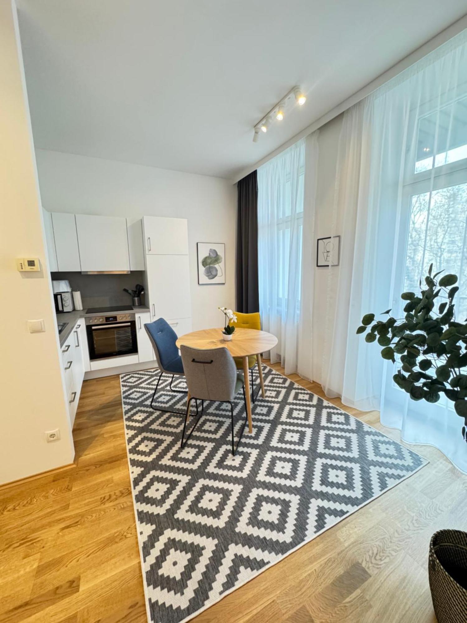 Trendy Apartment Zentral Gelegen Wina Bagian luar foto